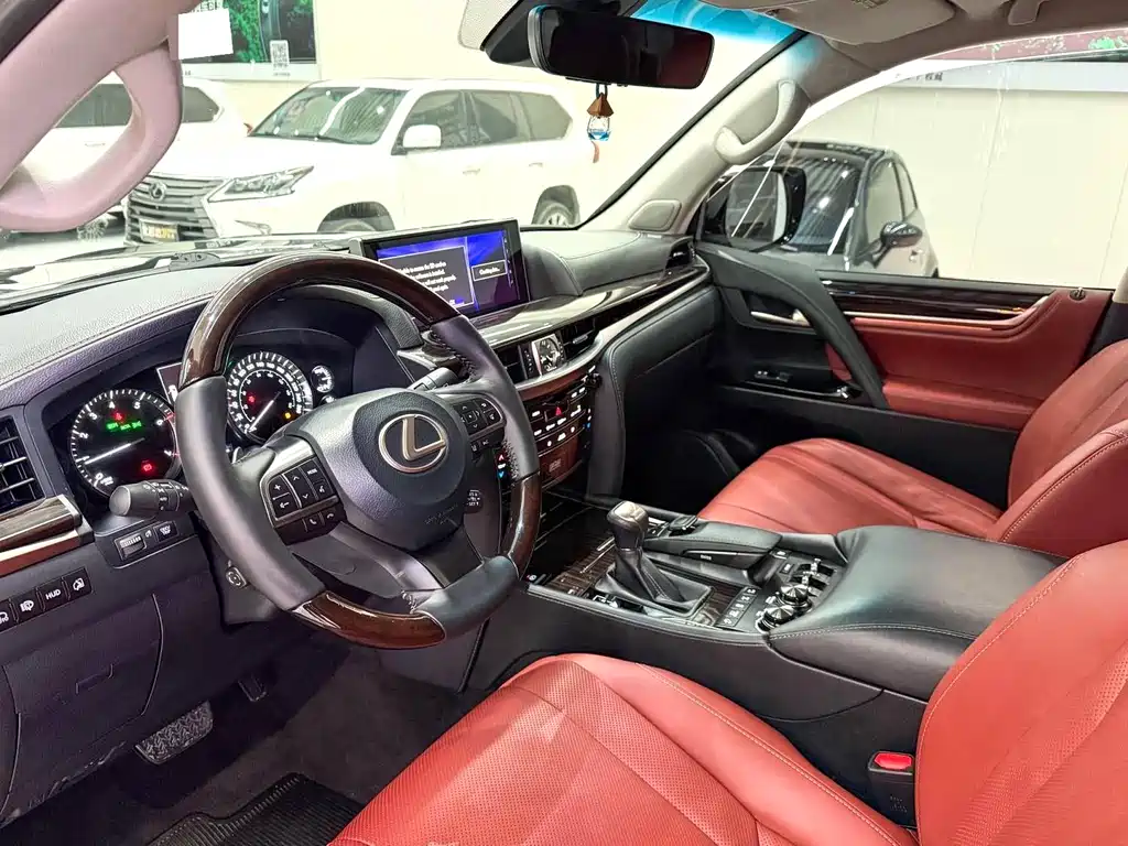 Lexus LX 570 Distinguished Luxury
