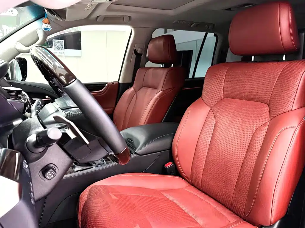 Lexus LX 570 Distinguished Luxury