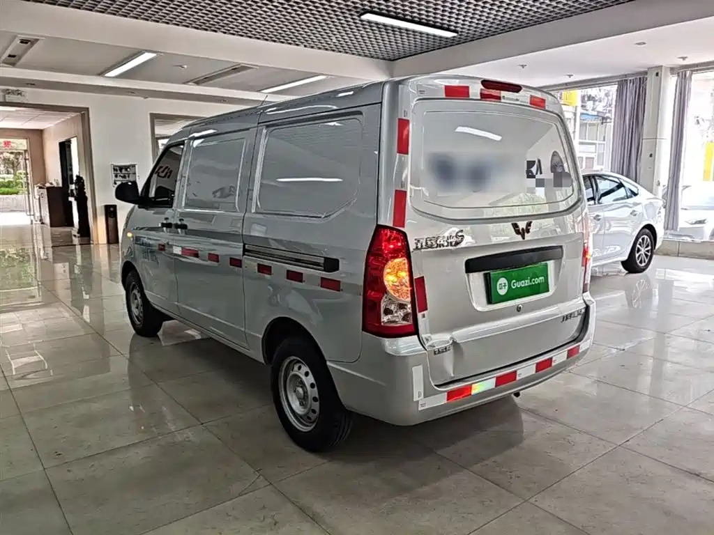 Wuling Rongguang S 五菱荣光S 2023款 1.5 L 基本型封窗车 2座