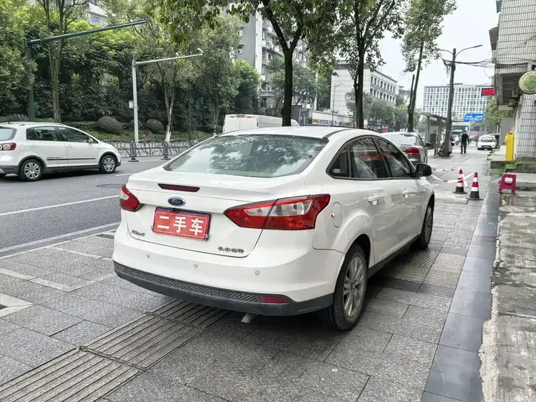 Ford Focus Sedan 1.6 L Auto Comfort