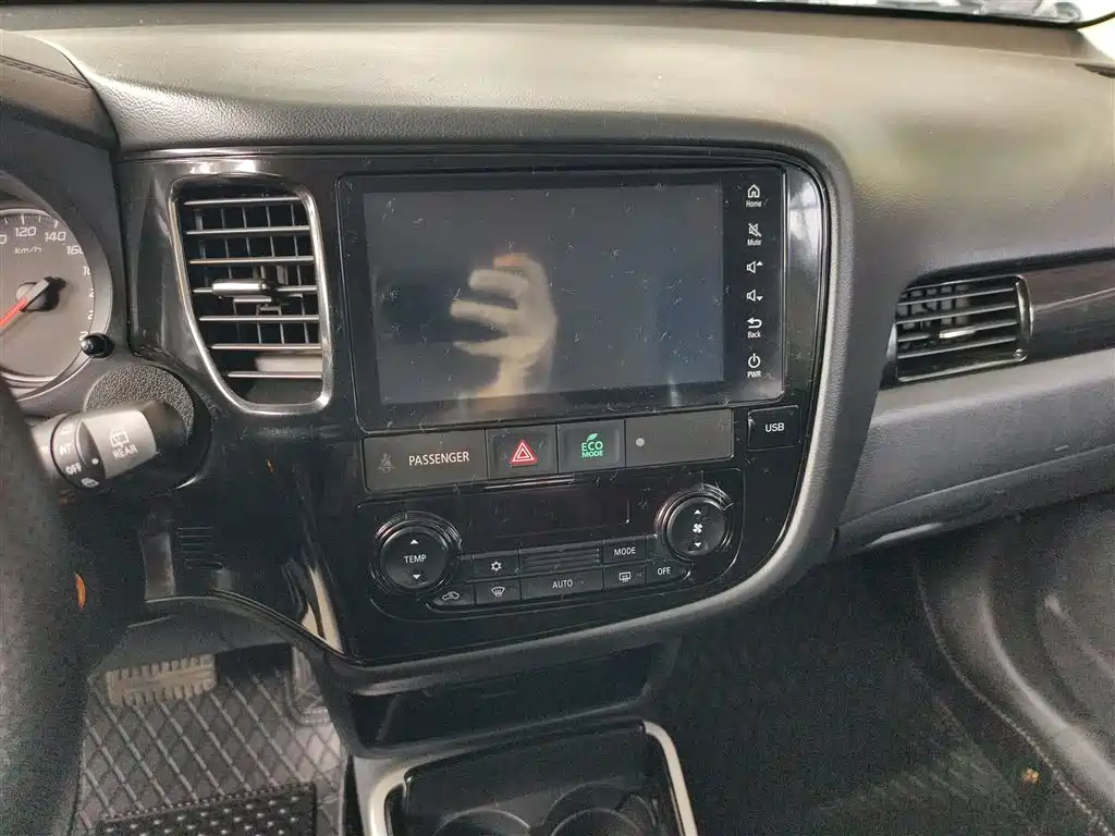 Outlander Facelift 2.0 L 2 WD Smooth Travel 5-seat