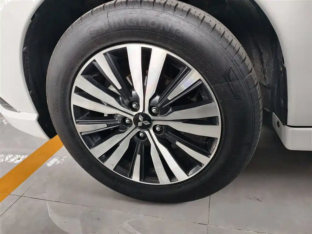 Outlander Facelift 2.0 L 2 WD Smooth Travel 5-seat
