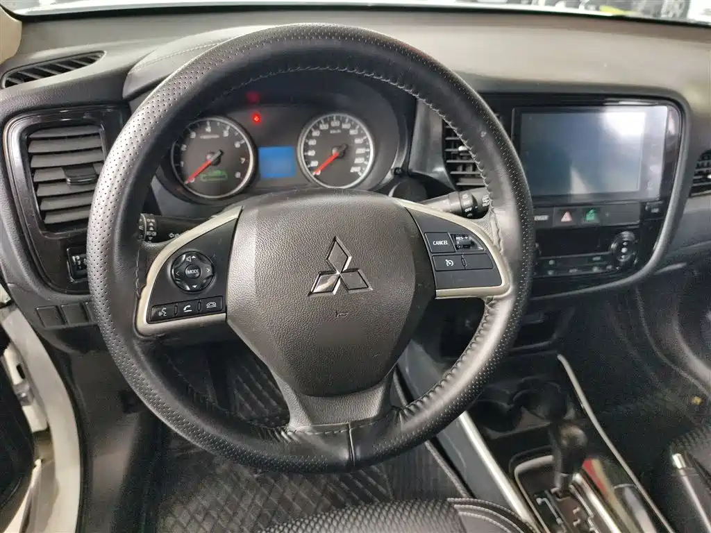 Outlander Facelift 2.0 L 2 WD Smooth Travel 5-seat