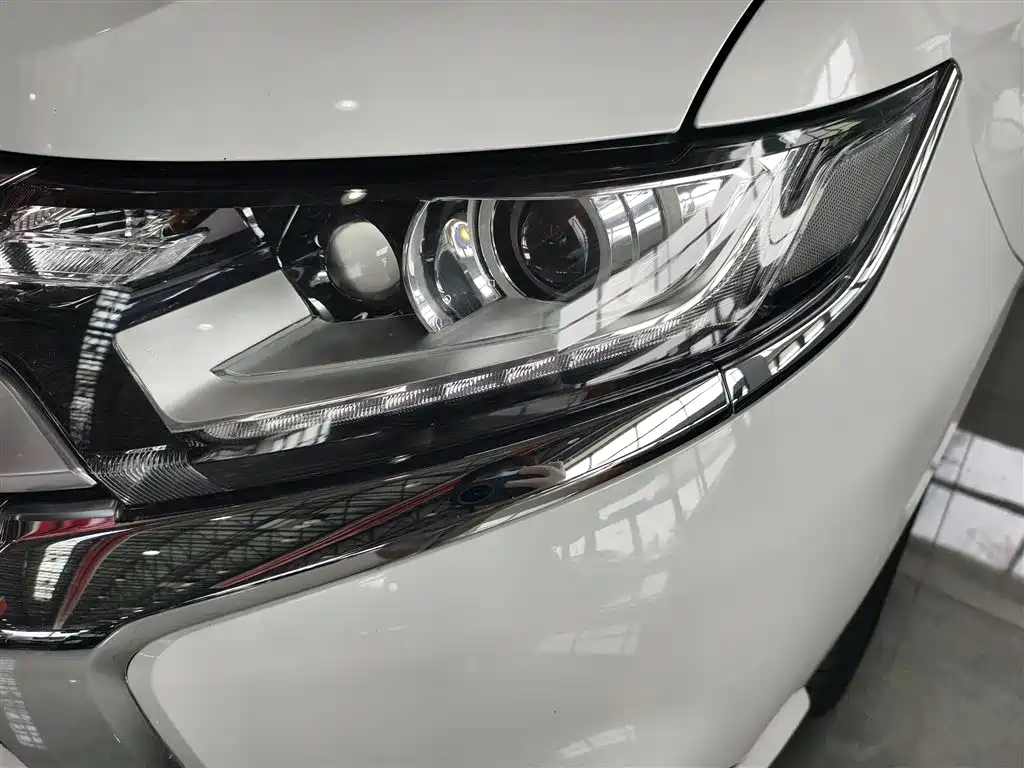 Outlander Facelift 2.0 L 2 WD Smooth Travel 5-seat