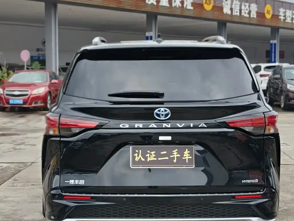 Granvia 2.5 L Hybrid Noble VIP