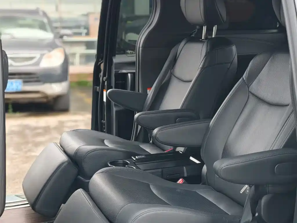 Granvia 2.5 L Hybrid Noble VIP