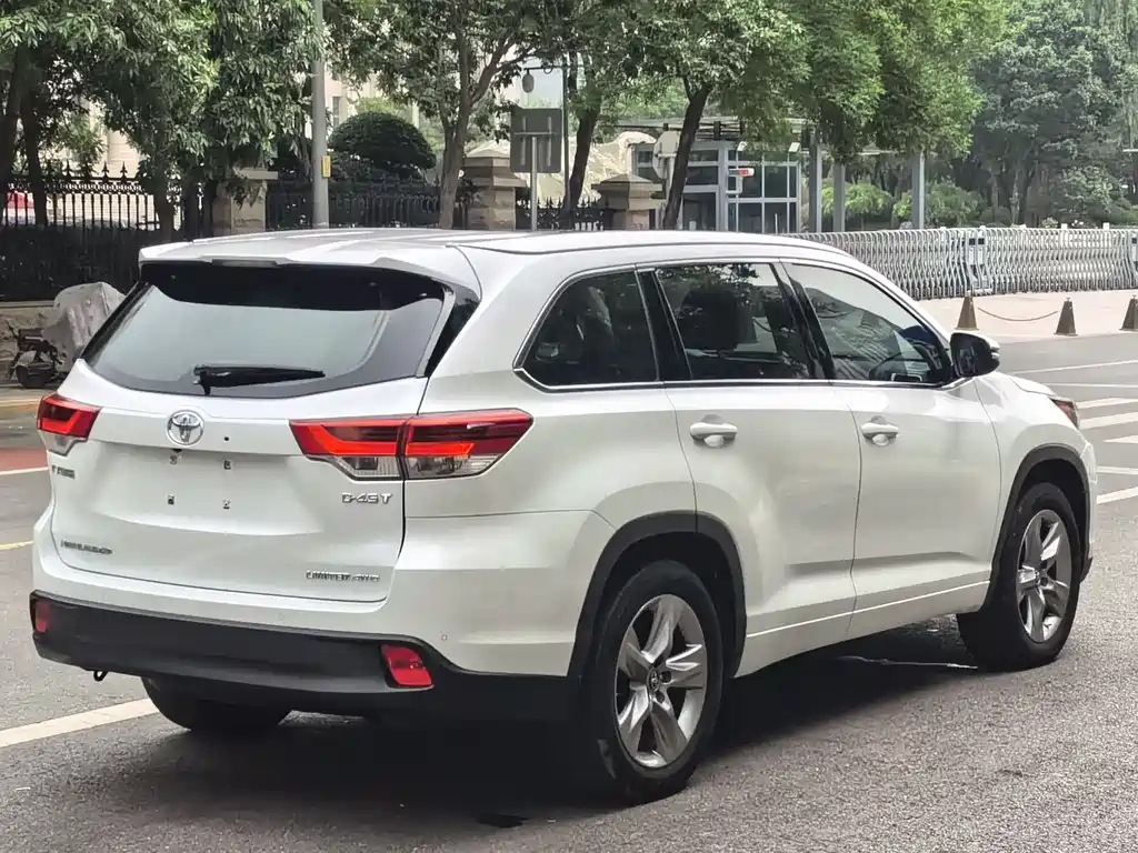 Highlander 2.0 T 4 WD Supreme 7-seat CN-VI