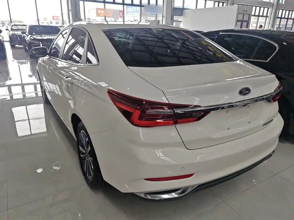 Escort 1.5 L Auto Diamond