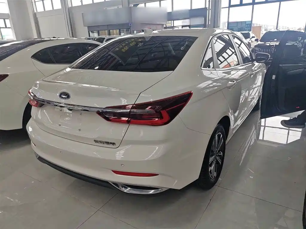 Escort 1.5 L Auto Diamond