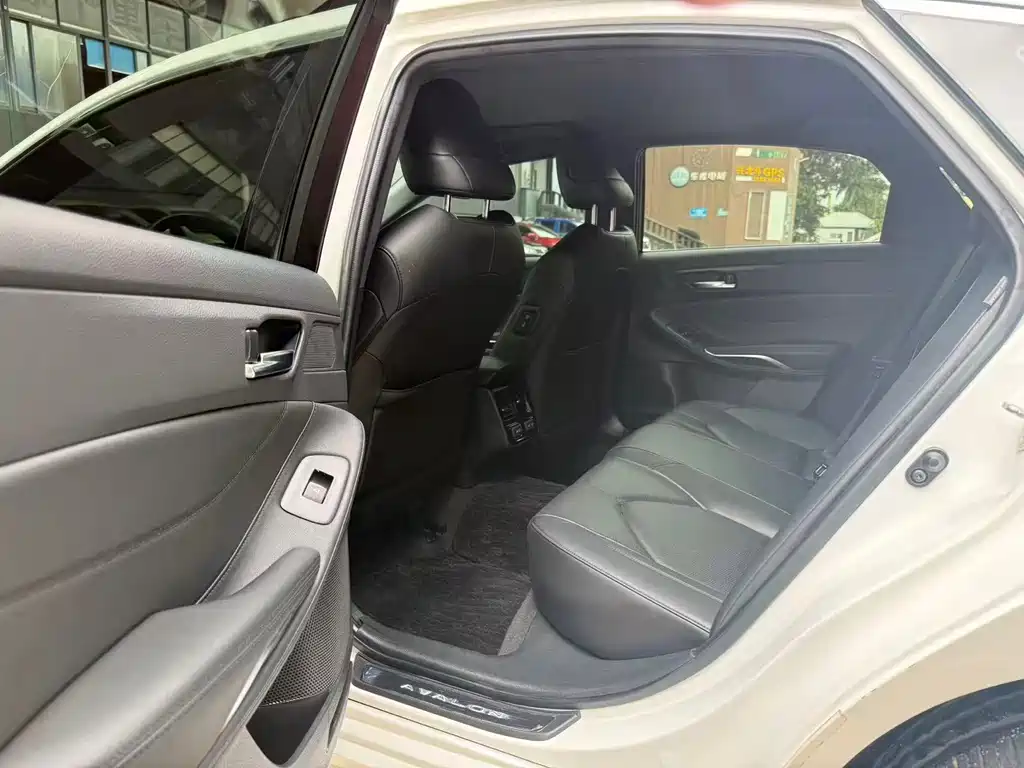 Avalon 2.0 L XLE Premium