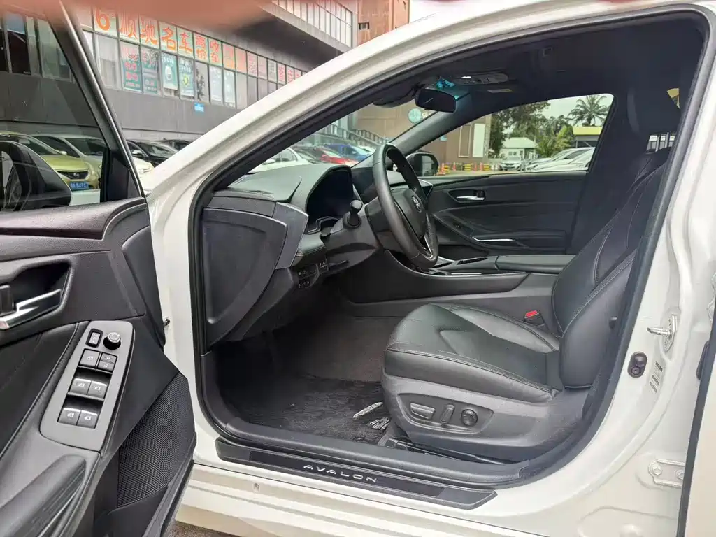 Avalon 2.0 L XLE Premium