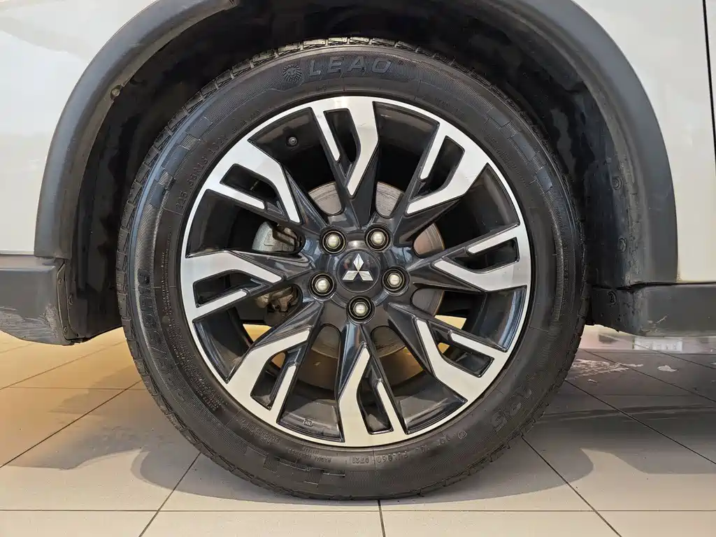 Outlander 2.4 L 4 WD Enjoyment 5-seat CN-VI