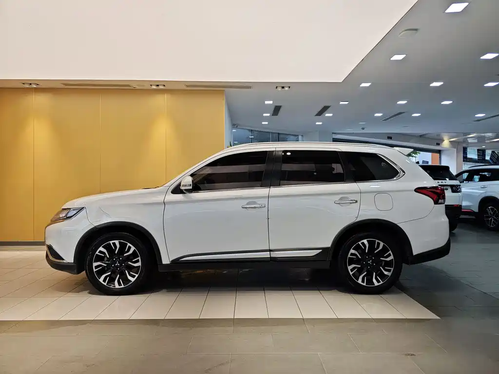 Outlander 2.4 L 4 WD Enjoyment 5-seat CN-VI