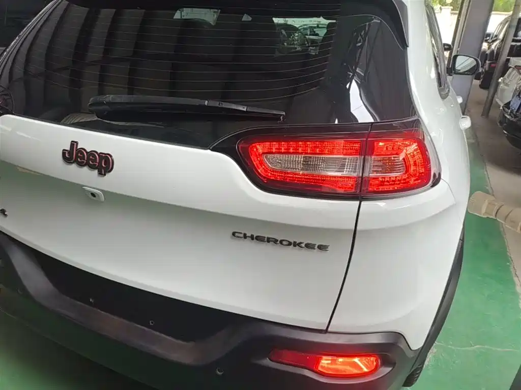 Cherokee 自由光 2016款 2.4 L 75周年致敬版