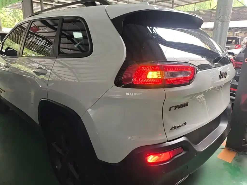 Cherokee 自由光 2016款 2.4 L 75周年致敬版