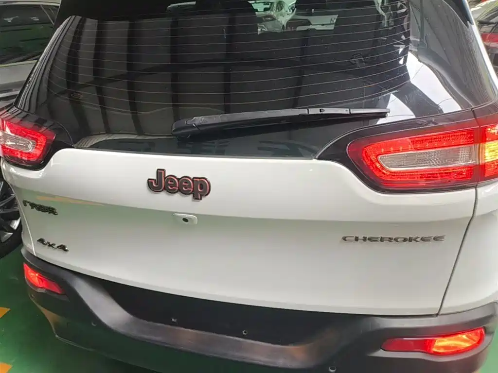 Cherokee 自由光 2016款 2.4 L 75周年致敬版