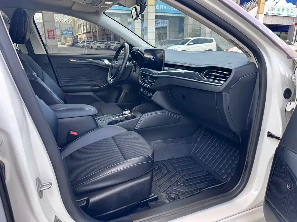 Focus Sedan EcoBoost 180 Auto Sharp Trend