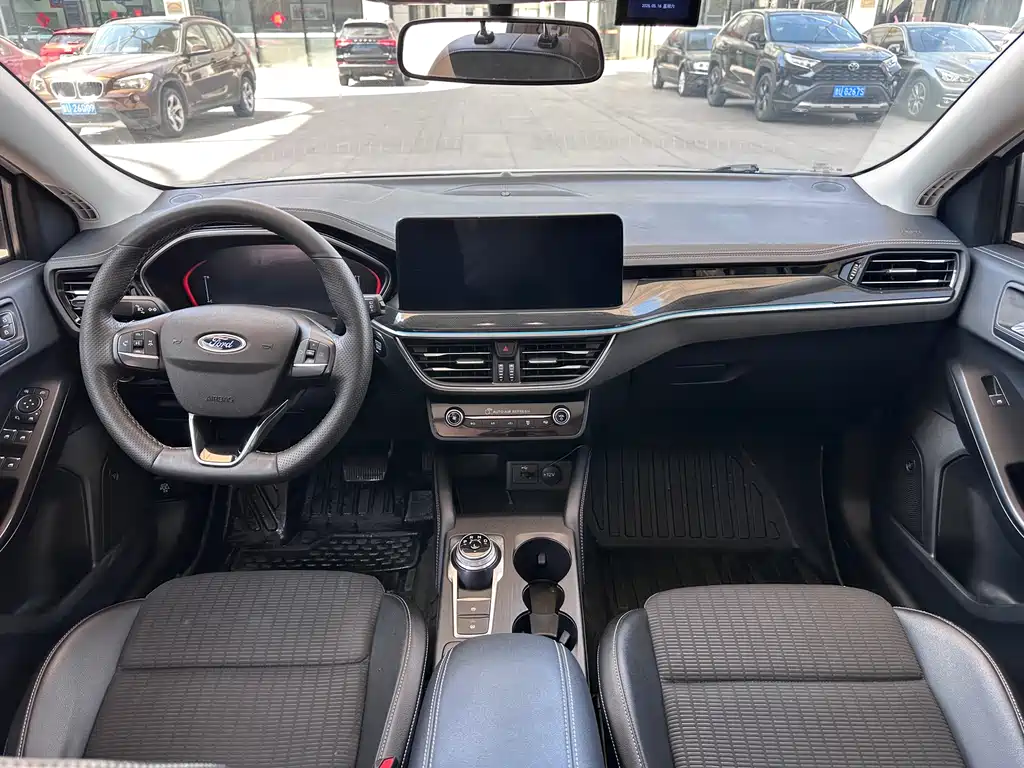 Focus Sedan EcoBoost 180 Auto Sharp Trend