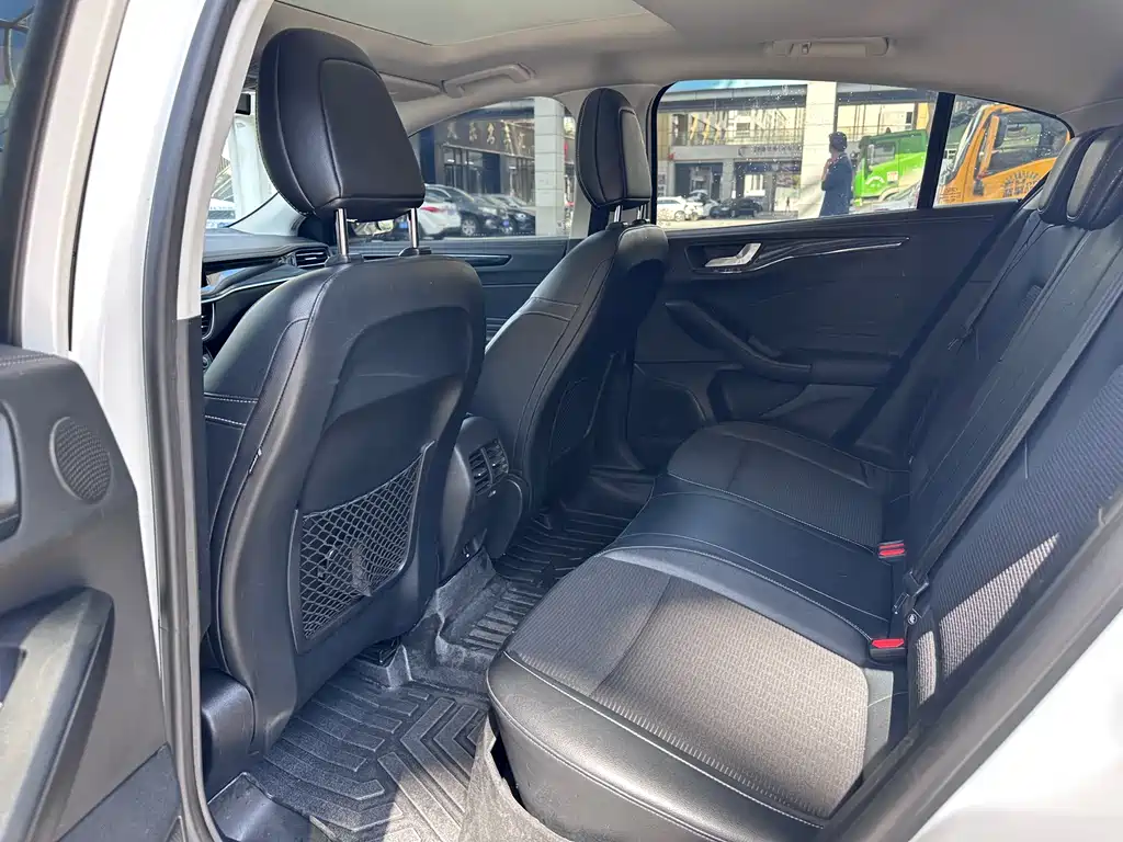 Focus Sedan EcoBoost 180 Auto Sharp Trend
