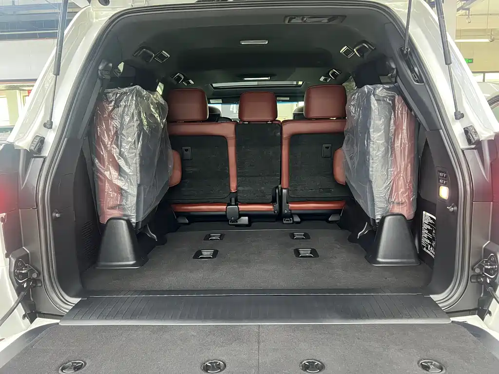 Lexus LX 570 Distinguished Luxury