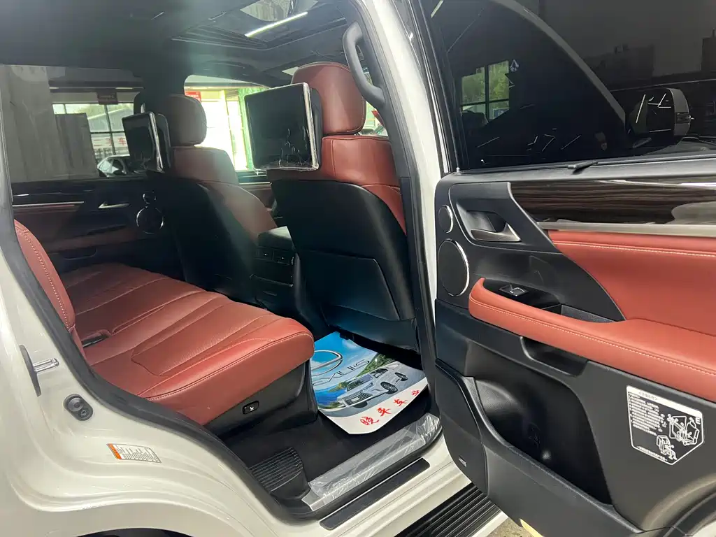 Lexus LX 570 Distinguished Luxury