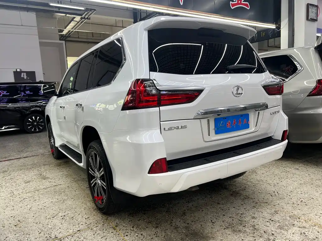 Lexus LX 570 Distinguished Luxury