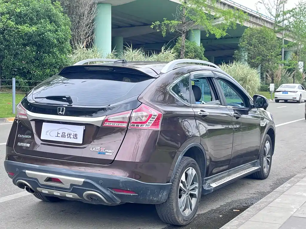 URX 6 SUV 1.8 T Fashion
