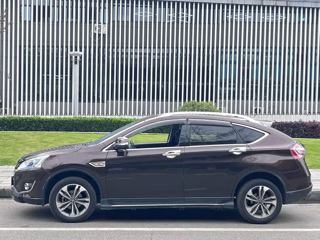 URX 6 SUV 1.8 T Fashion