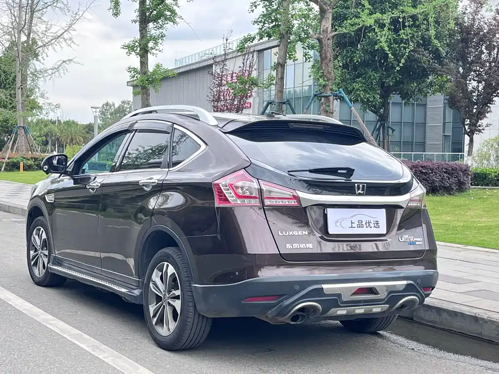 URX 6 SUV 1.8 T Fashion
