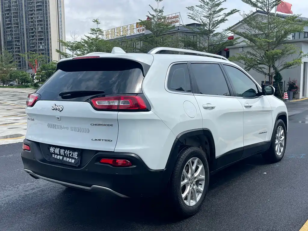 Cherokee 2.0 L Superior