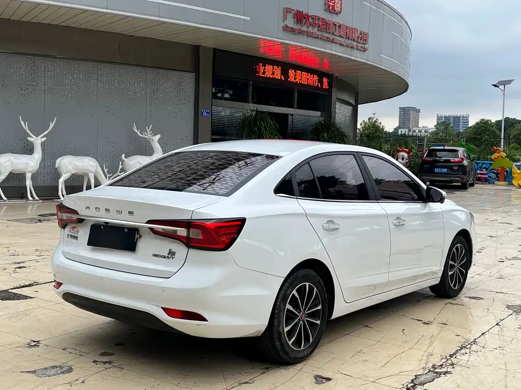Roewe i5 1.5 L Auto 4 G Connected Leading Luxury Flagship