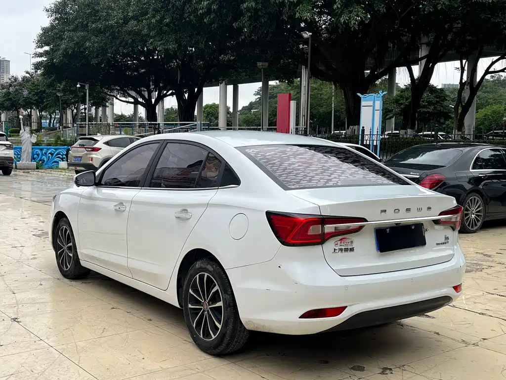 Roewe i5 1.5 L Auto 4 G Connected Leading Luxury Flagship