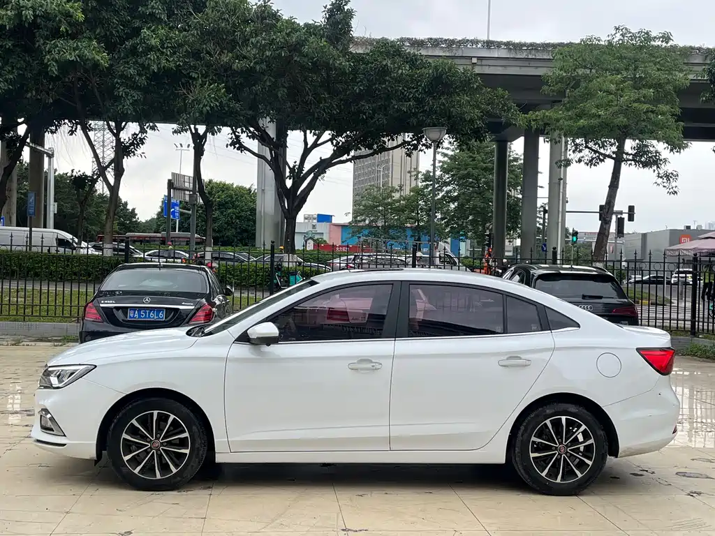 Roewe i5 1.5 L Auto 4 G Connected Leading Luxury Flagship