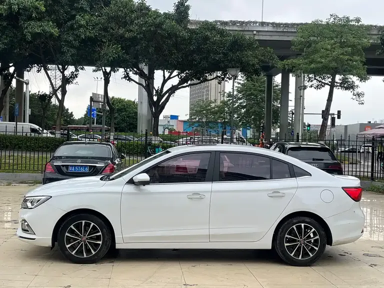 Roewe i5 1.5 L Auto 4 G Connected Leading Luxury Flagship