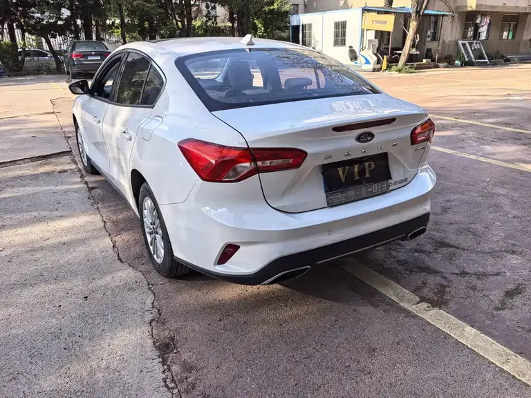 Ford Focus Sedan EcoBoost 180 Auto ST Line