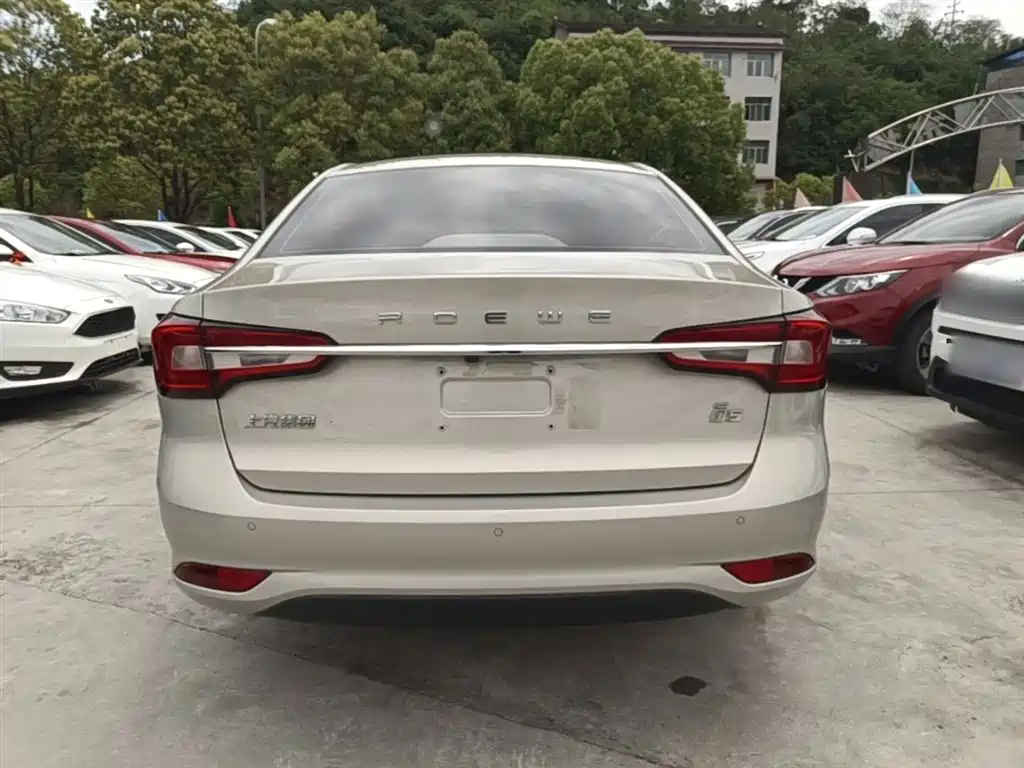 Roewe i5 1.5 L Manual 4 G Connected Leading Luxury Flagship
