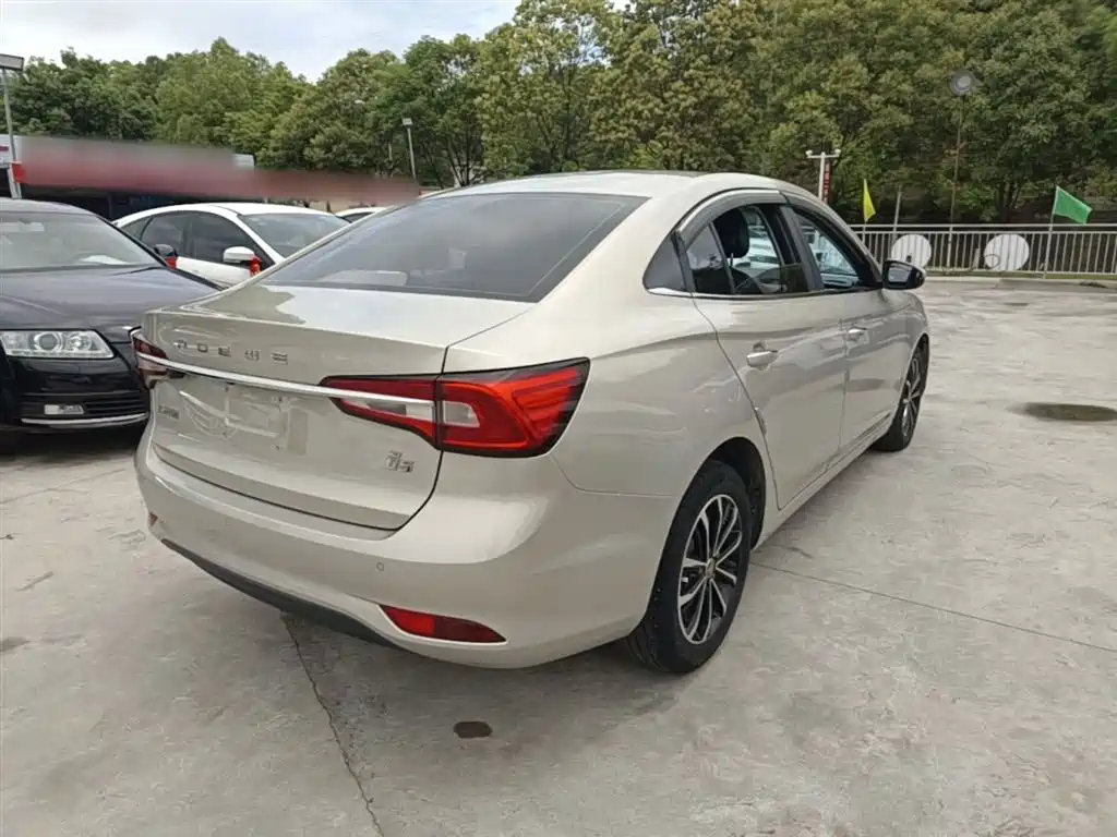 Roewe i5 1.5 L Manual 4 G Connected Leading Luxury Flagship