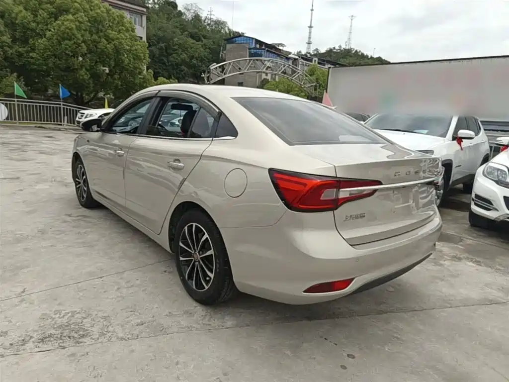 Roewe i5 1.5 L Manual 4 G Connected Leading Luxury Flagship