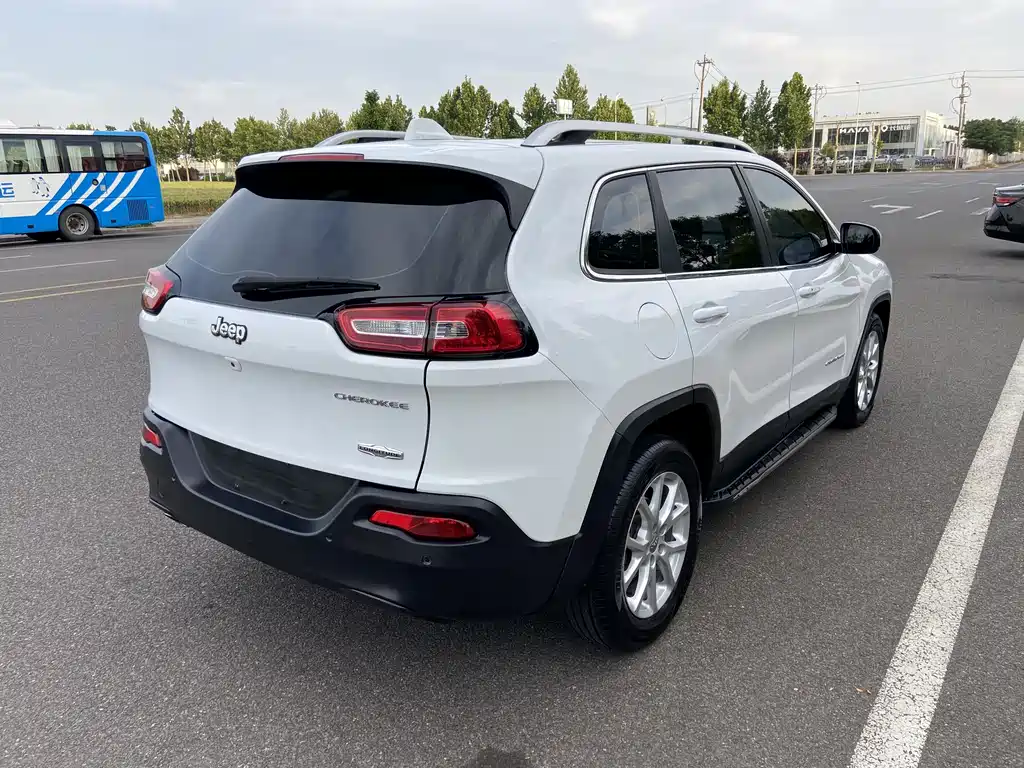 Cherokee 2.0 L Superior