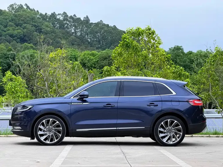 Lincoln Nautilus 2.7 T 4 WD Honor Shine