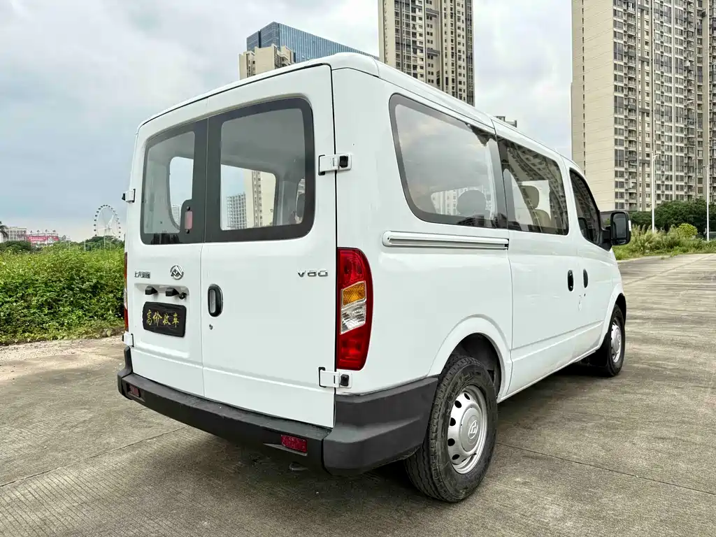 Xintu V80 新途V80 2019款 2.0 T Plus 6挡手动傲运通短轴超低顶5/6座