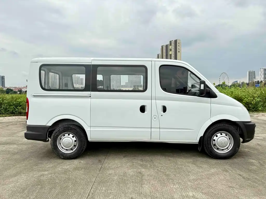 Xintu V80 新途V80 2019款 2.0 T Plus 6挡手动傲运通短轴超低顶5/6座