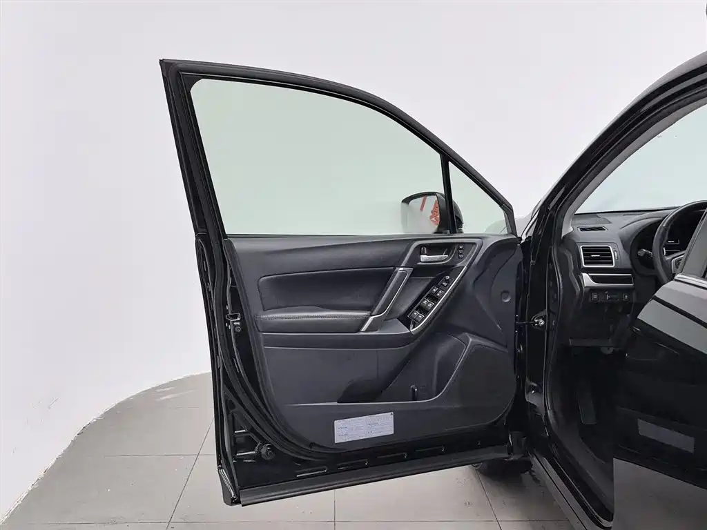 Forester 2.5 i Luxury Navigation