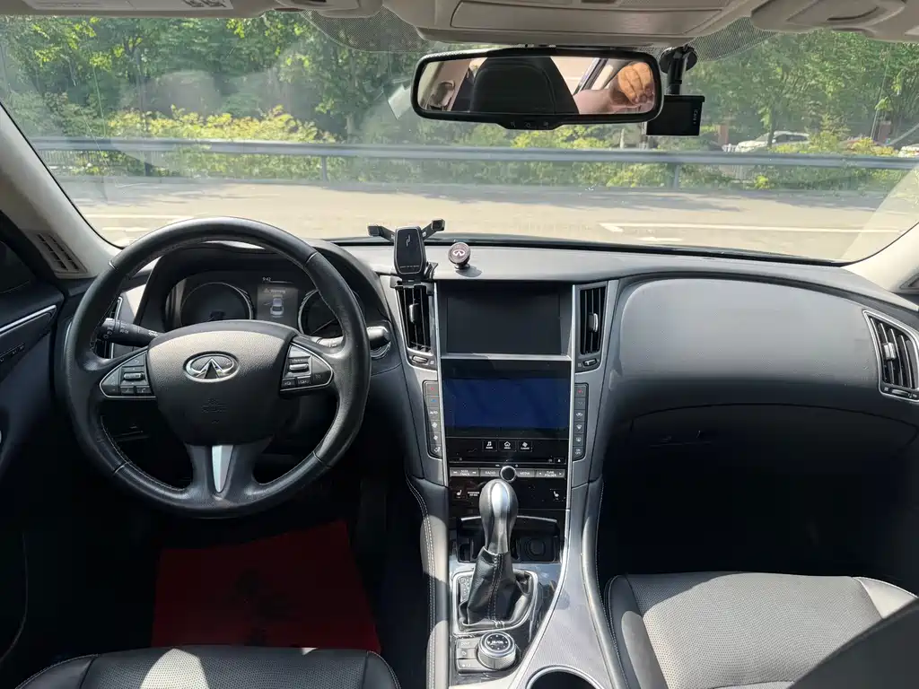 Infiniti Q50 3.7 L Comfort