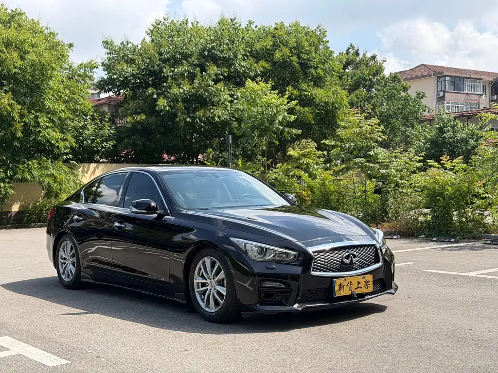 Infiniti Q50 3.7 L Comfort