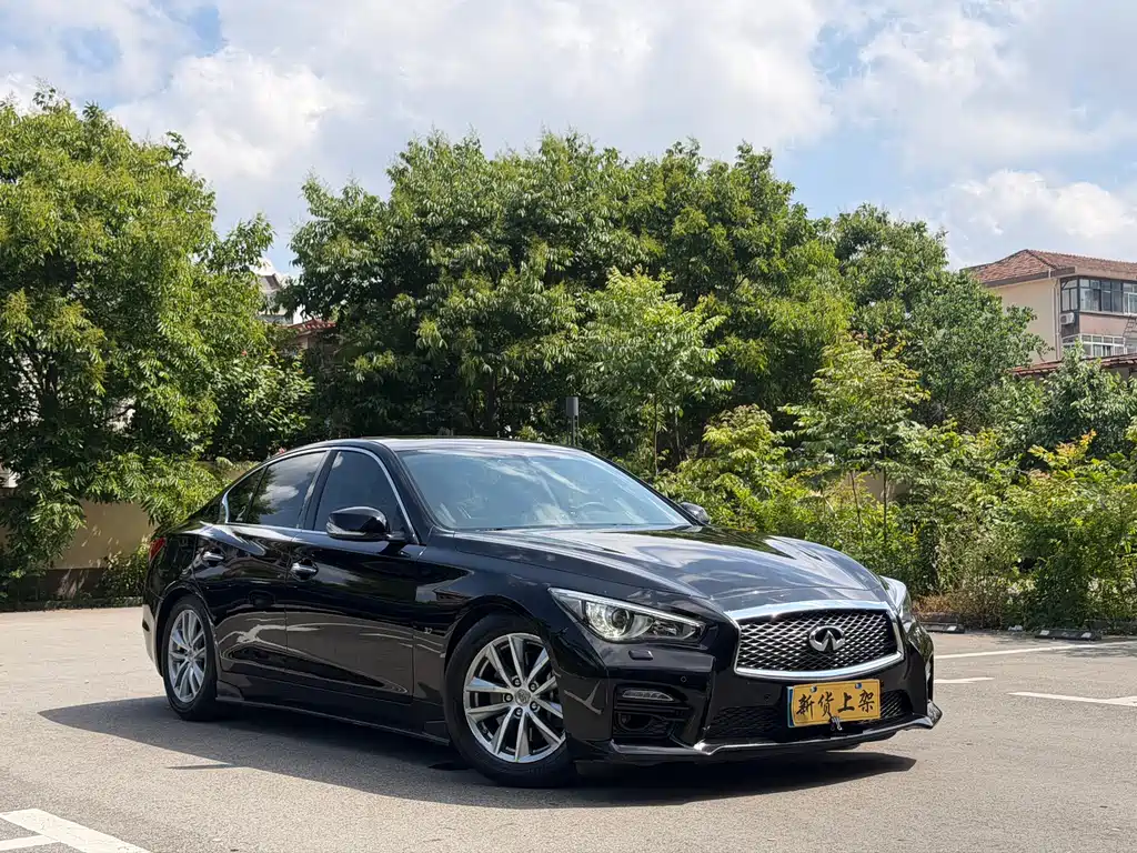 Infiniti Q50 3.7 L Comfort