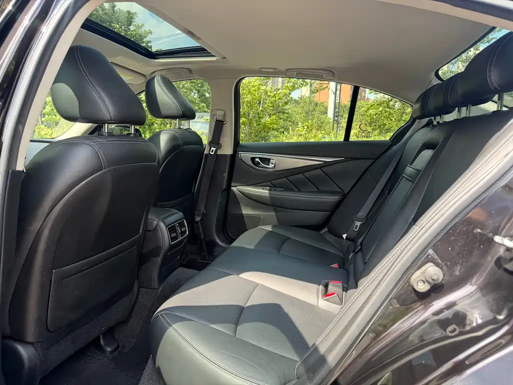 Infiniti Q50 3.7 L Comfort