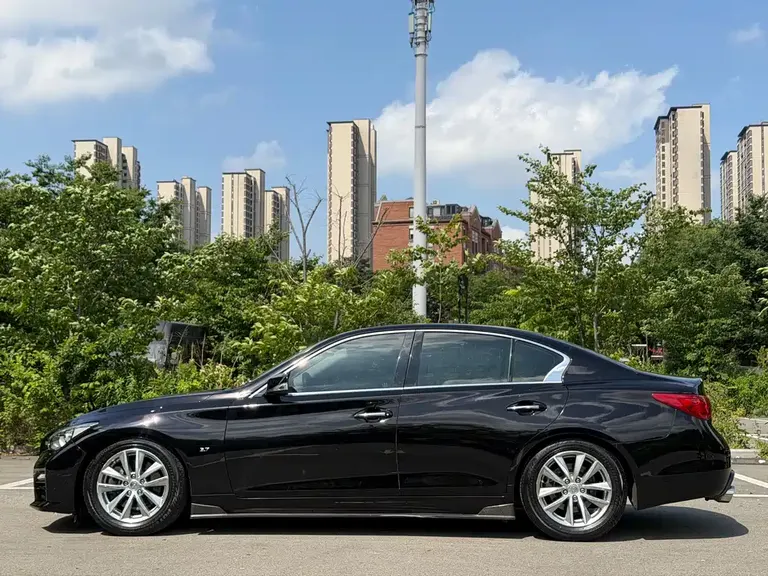 Infiniti Q50 3.7 L Comfort