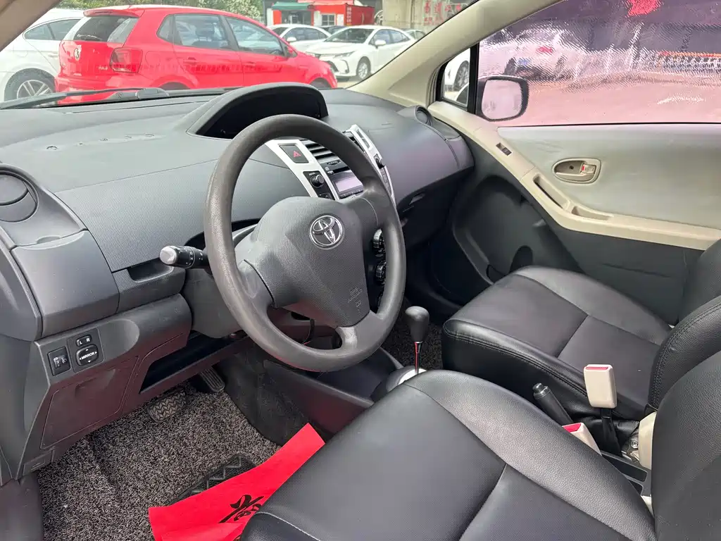 Yaris 1.6 E Auto Charm Motion
