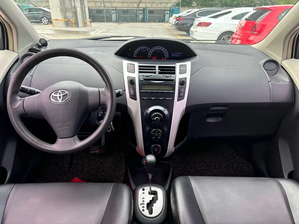 Yaris 1.6 E Auto Charm Motion